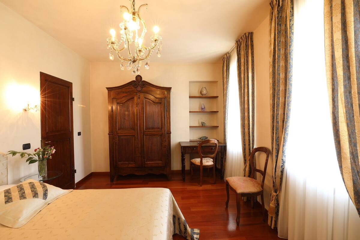 Minibar, in-room safe, blackout curtains, free WiFi