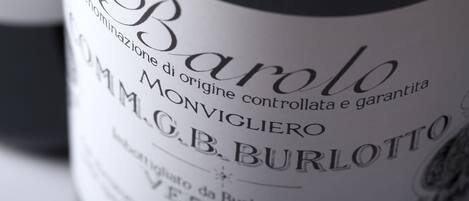 Una etiqueta de vino que muestra destacadamente el nombre 'Barolo' y 'M.G.B. Burlotto'.