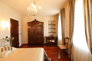 Suite | 1 bedroom, minibar, in-room safe, blackout drapes