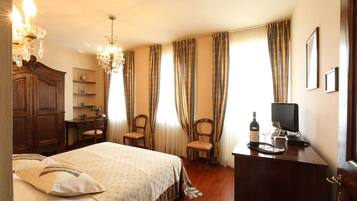 Suite | Minibar, in-room safe, blackout drapes, free WiFi