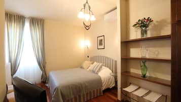 Apartment, 1 Schlafzimmer (R1) | 1 Schlafzimmer, Minibar, Zimmersafe, Verdunkelungsvorhänge