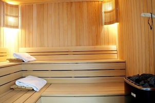 Una sauna de madera con bancos y un perchero para toallas.