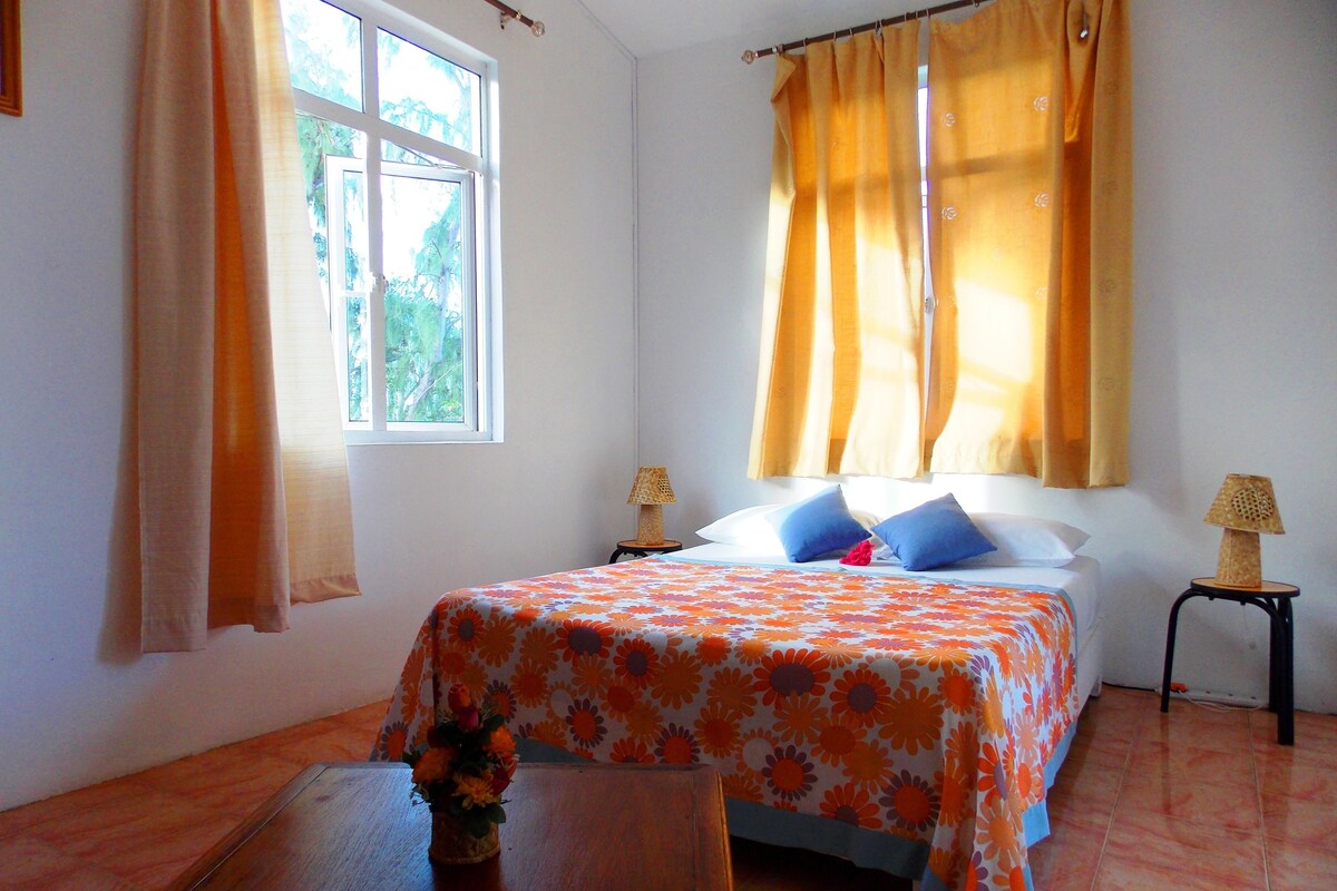Kamar Standar | Meja kerja, setrika/meja setrika, dan tempat tidur bayi gratis