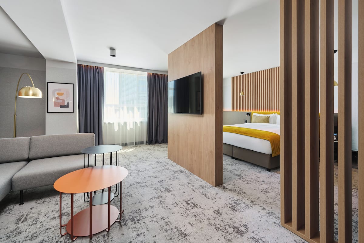 Standard Room, 1 King Bed, Accessible | Hypo-allergenic bedding, in-room safe, desk, laptop workspace