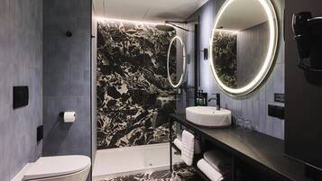 Regadera, amenidades de baño gratuitas, secadora de cabello, toallas