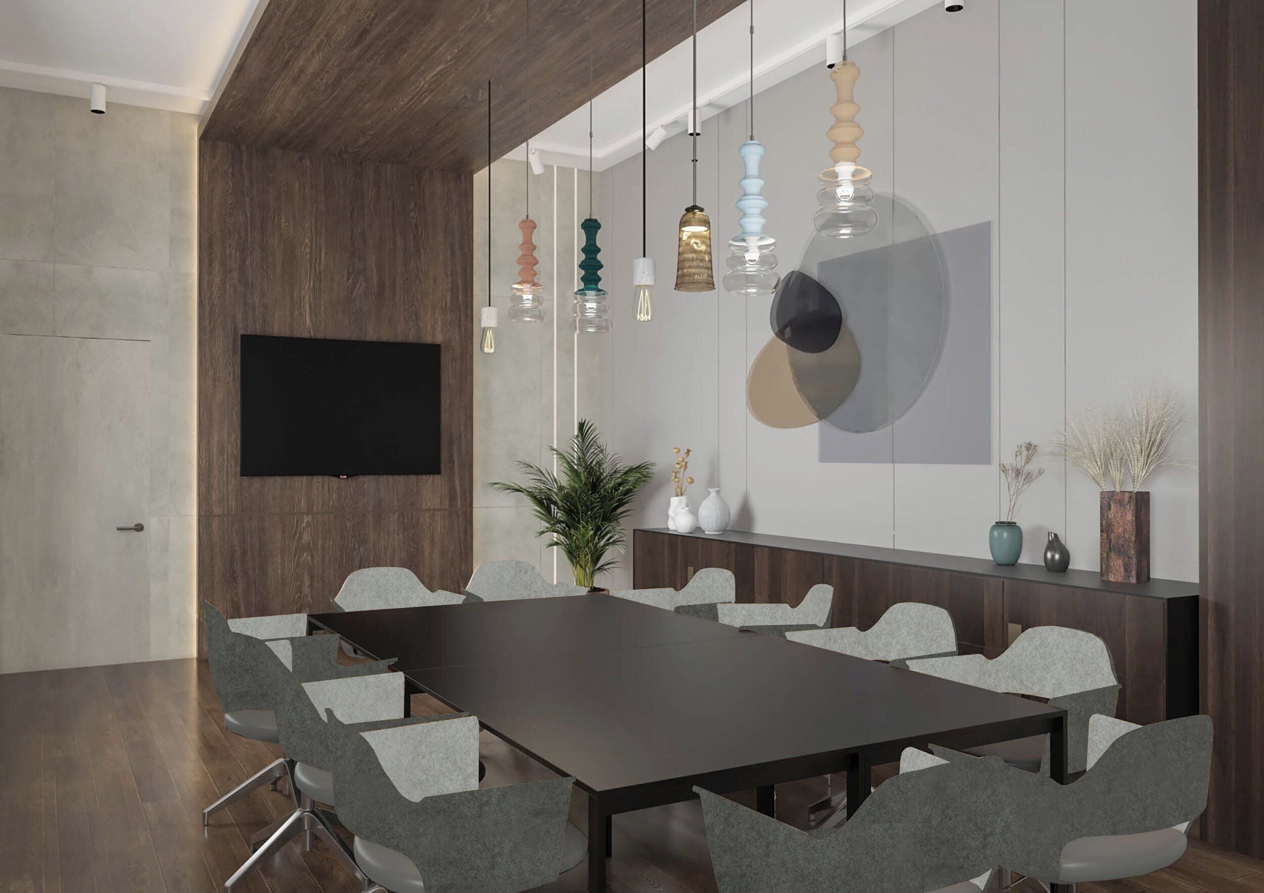 Una sala de reuniones moderna con una mesa larga, sillas tapizadas en gris, lámparas colgantes, un televisor de pantalla plana y jarrones decorativos sobre un aparador.