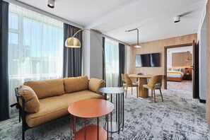 防敏寢具、房內夾萬、書桌、手提電腦工作空間