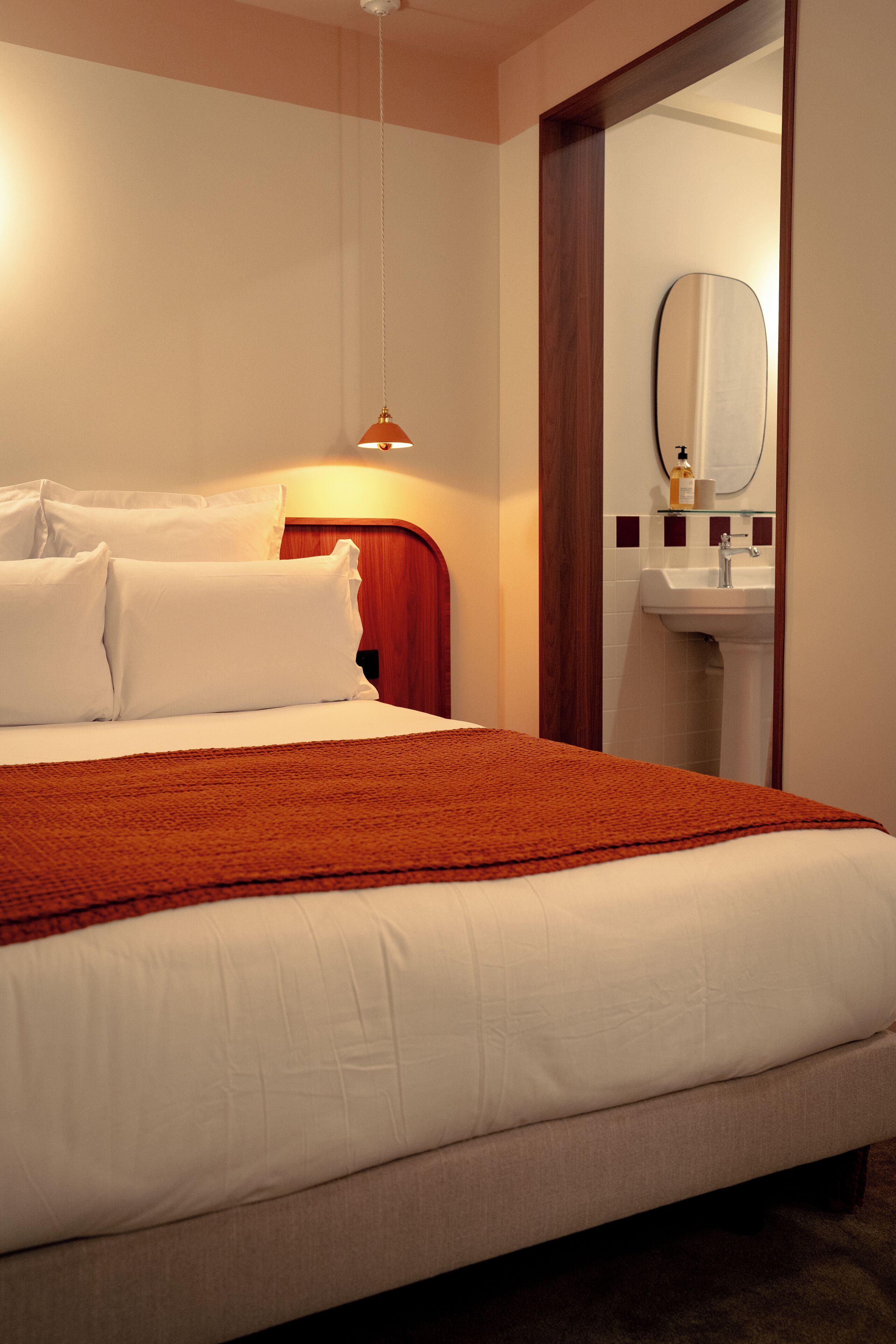 Eenvoudige tweepersoonskamer, uitzicht op de binnenplaats | Luxe beddengoed, individueel gedecoreerd, een bureau, geluiddichte muren