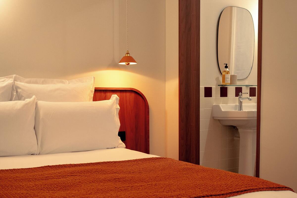 Double Standard | Sengetøy av topp kvalitet, skrivebord, lydisolert og wi-fi (inkludert)