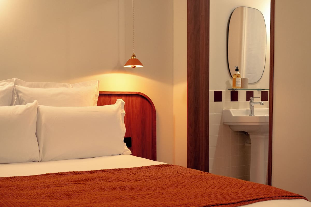 Eenvoudige tweepersoonskamer, uitzicht op de binnenplaats | Luxe beddengoed, individueel gedecoreerd, een bureau, geluiddichte muren