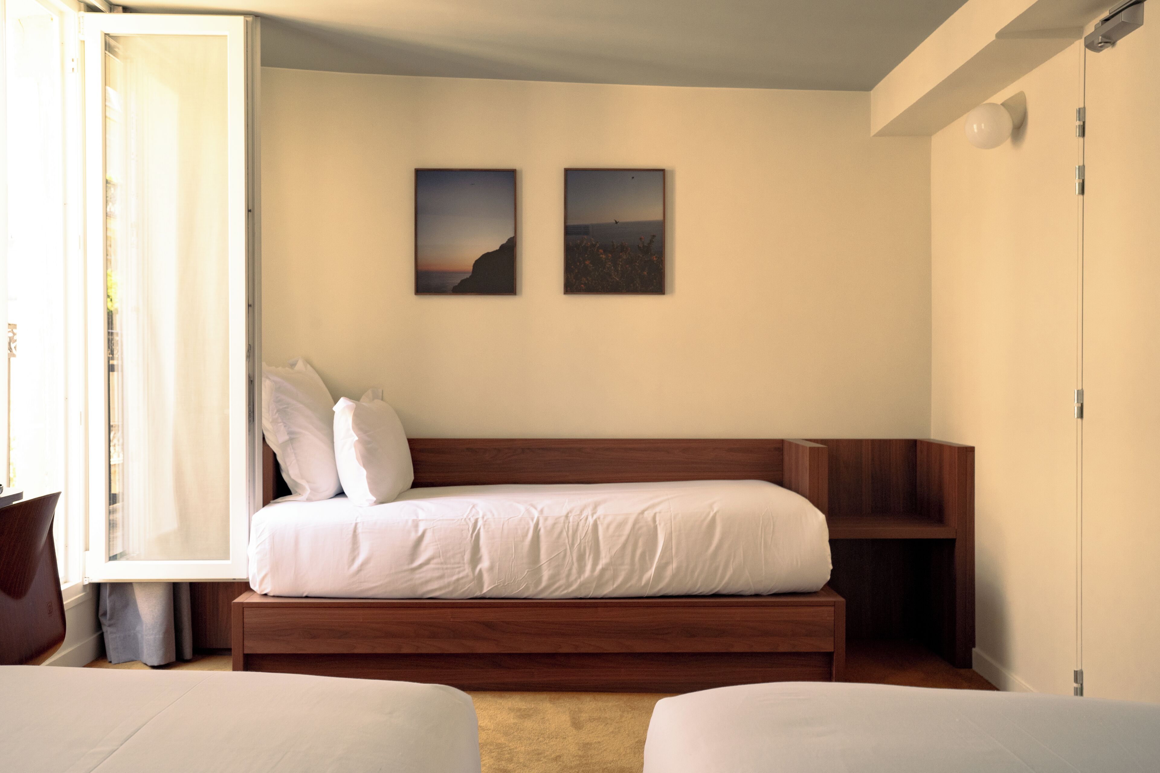 Superior driepersoonskamer | Luxe beddengoed, individueel gedecoreerd, een bureau, geluiddichte muren