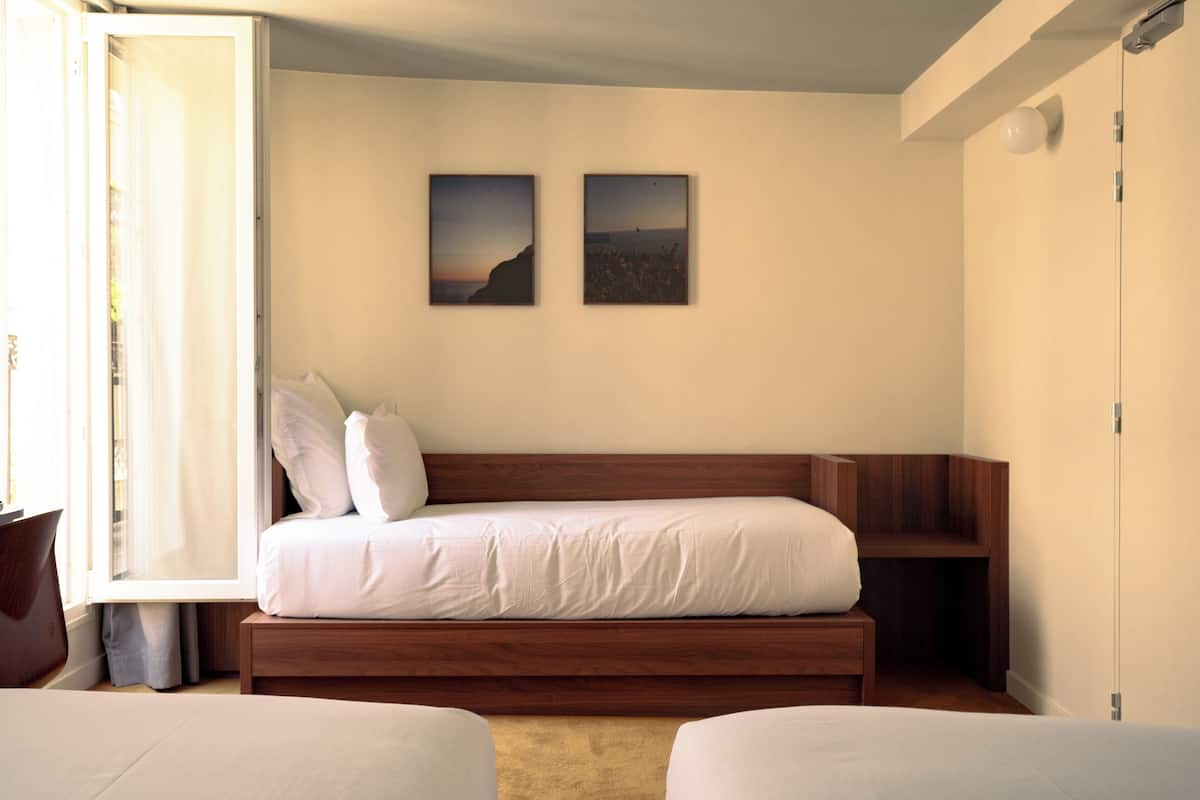 Superior driepersoonskamer | Luxe beddengoed, individueel gedecoreerd, een bureau, geluiddichte muren