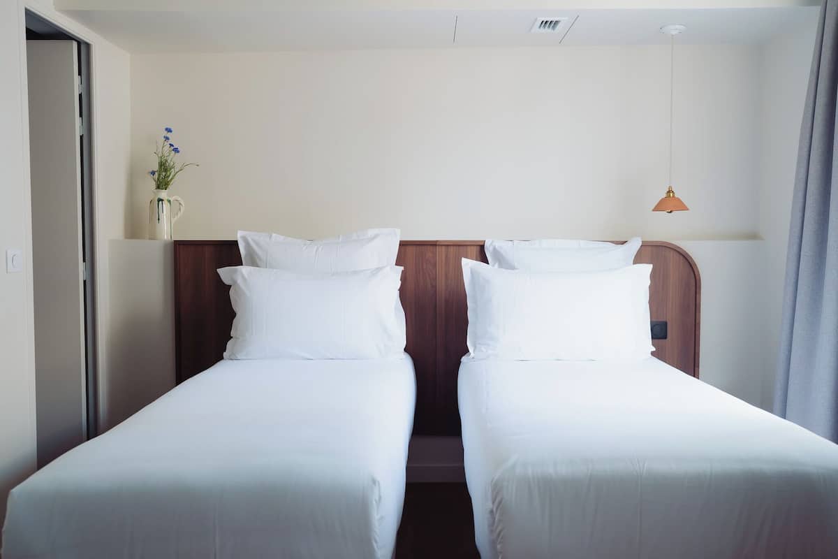 Kamar Triple Superior | Seprai premium, didekorasi berbeda-beda, meja kerja, dan kedap suara