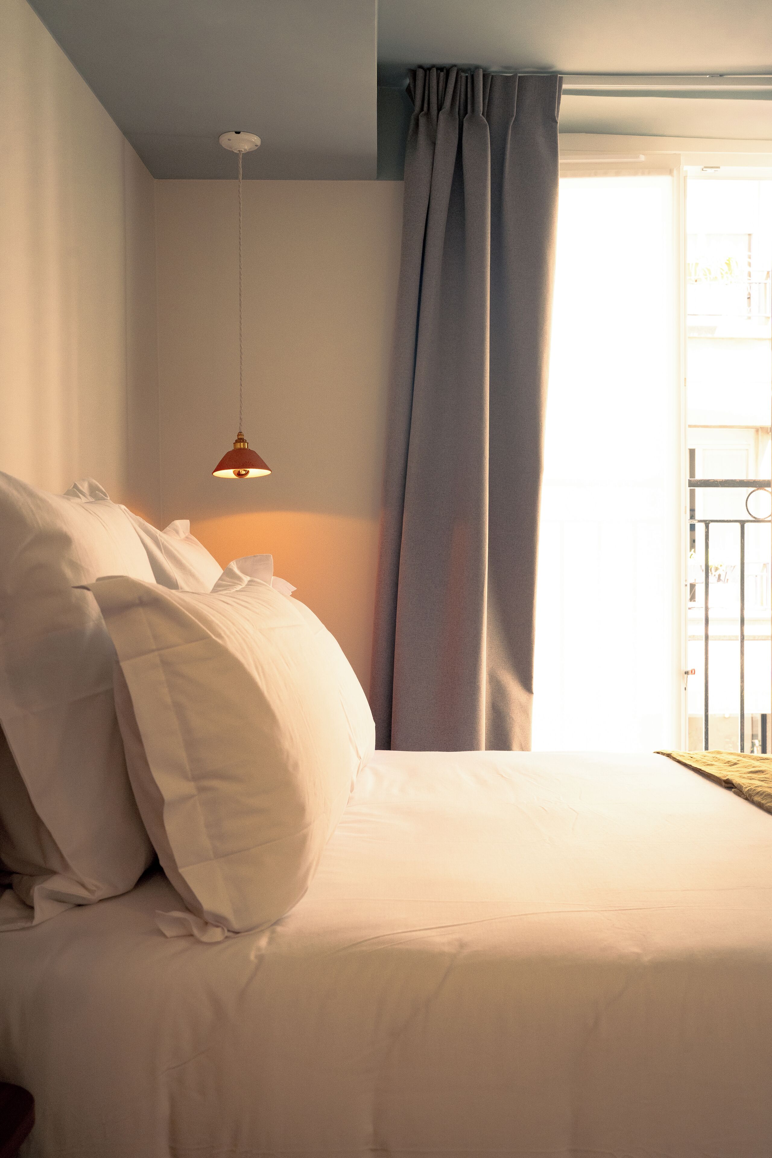 Habitación doble estándar | Ropa de cama de alta calidad, decoración personalizada y escritorio 