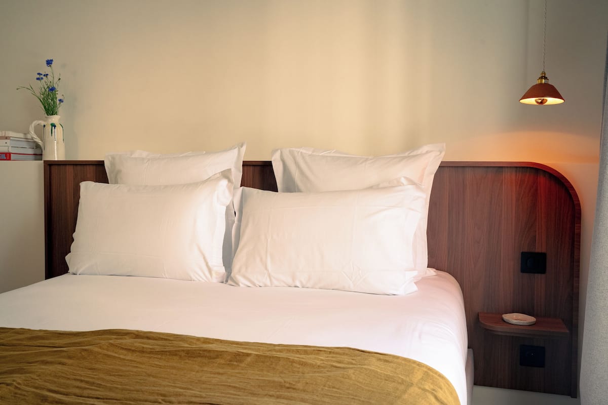 Standaard tweepersoonskamer | Luxe beddengoed, individueel gedecoreerd, een bureau, geluiddichte muren