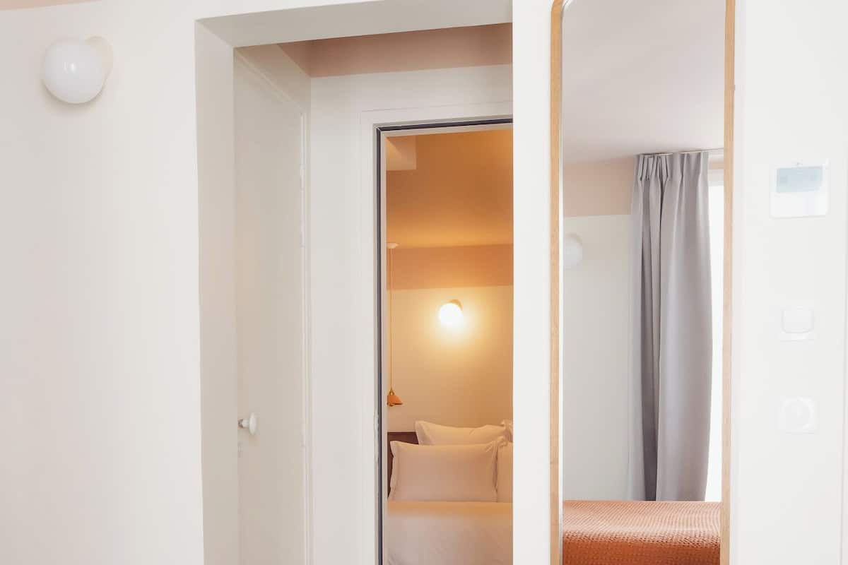 Kamar Quadruple Keluarga | Seprai premium, didekorasi berbeda-beda, meja kerja, dan kedap suara