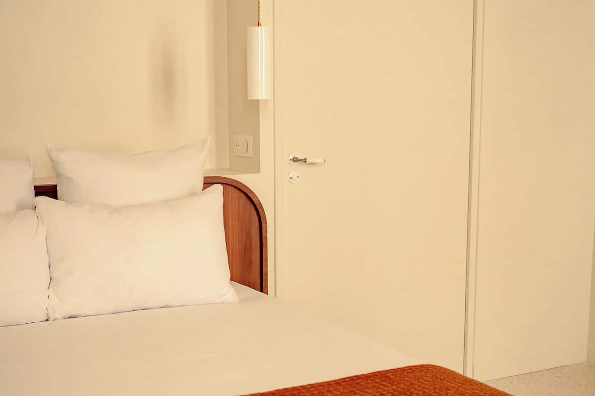 CHAMBRE DOUBLE STANDARD Rez De Chaussée | Literie de qualité supérieure, décoration personnalisée, bureau