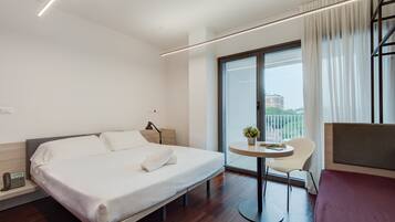 Escrivaninha, quartos à prova de som, Wi-Fi de cortesia, roupa de cama