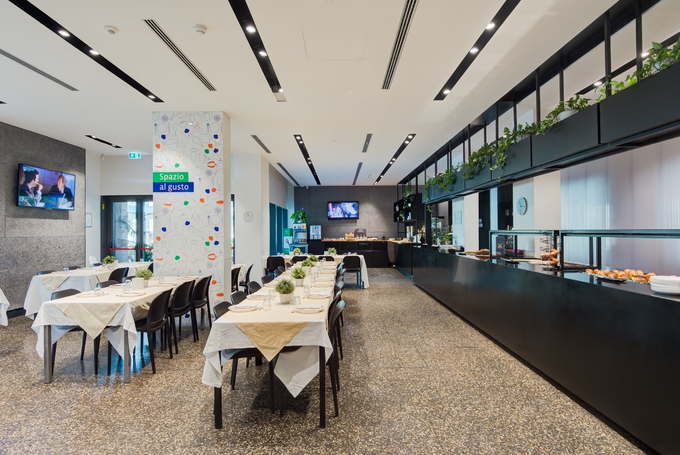 Café da manhã com buffet grátis todos os dias