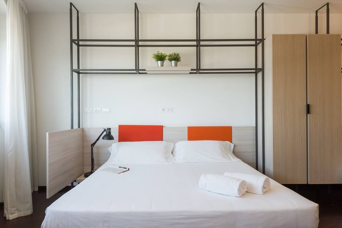 Escritorio, sistema de insonorización, wifi gratis y ropa de cama