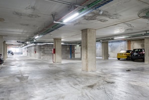 Parking sans voiturier (10 EUR par jour)
