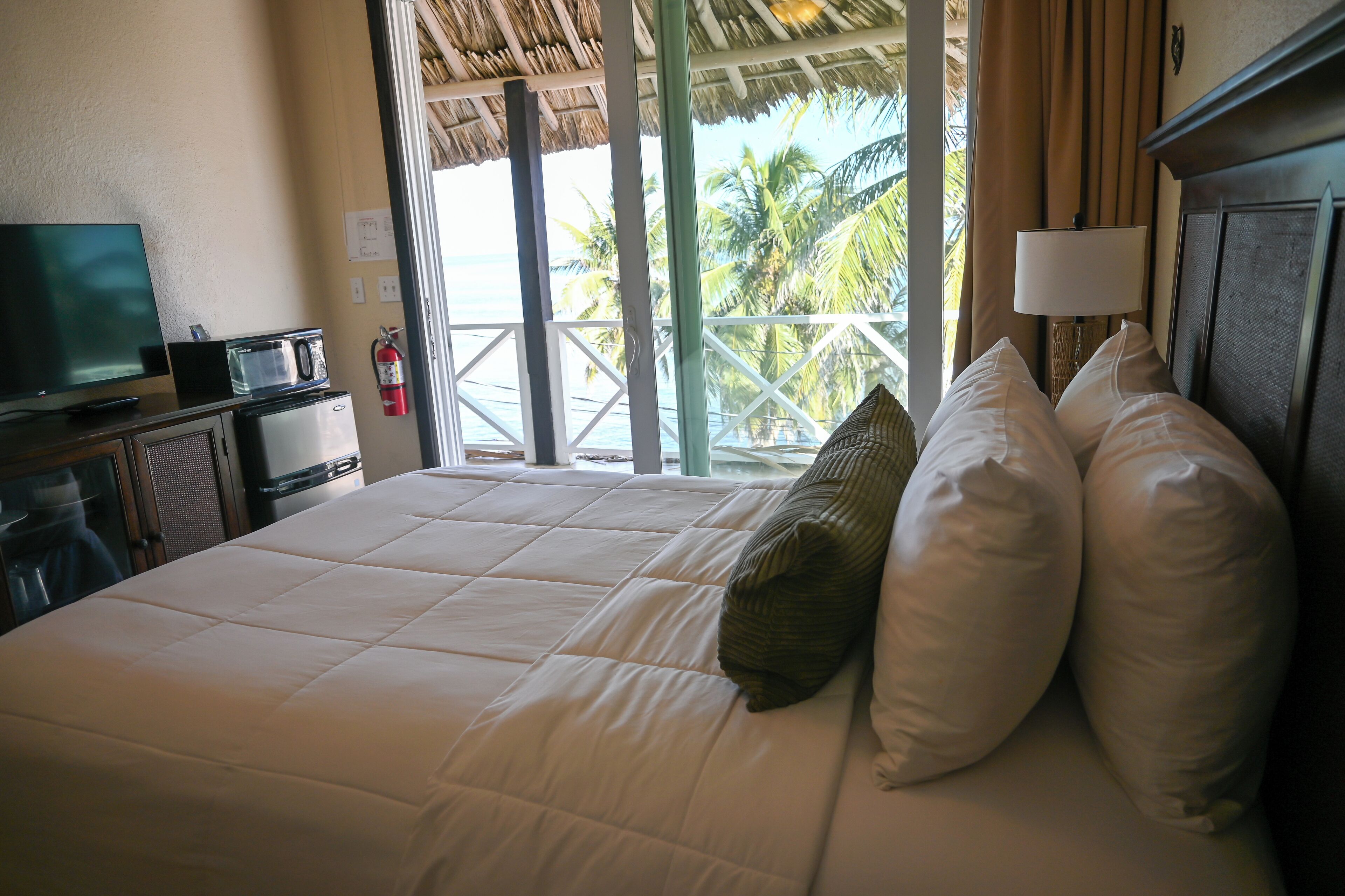 Premium Room, 1 Queen Bed, Refrigerator & Microwave, Oceanfront | Egyptian cotton sheets, premium bedding, pillowtop beds, in-room safe