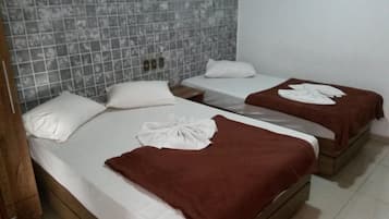 Minibar, decoración personalizada, escritorio y wifi gratis