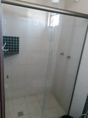 Standard Triple Room | Bathroom | Shower, free toiletries, towels - Barrocos Hotel (Rondonopolis)