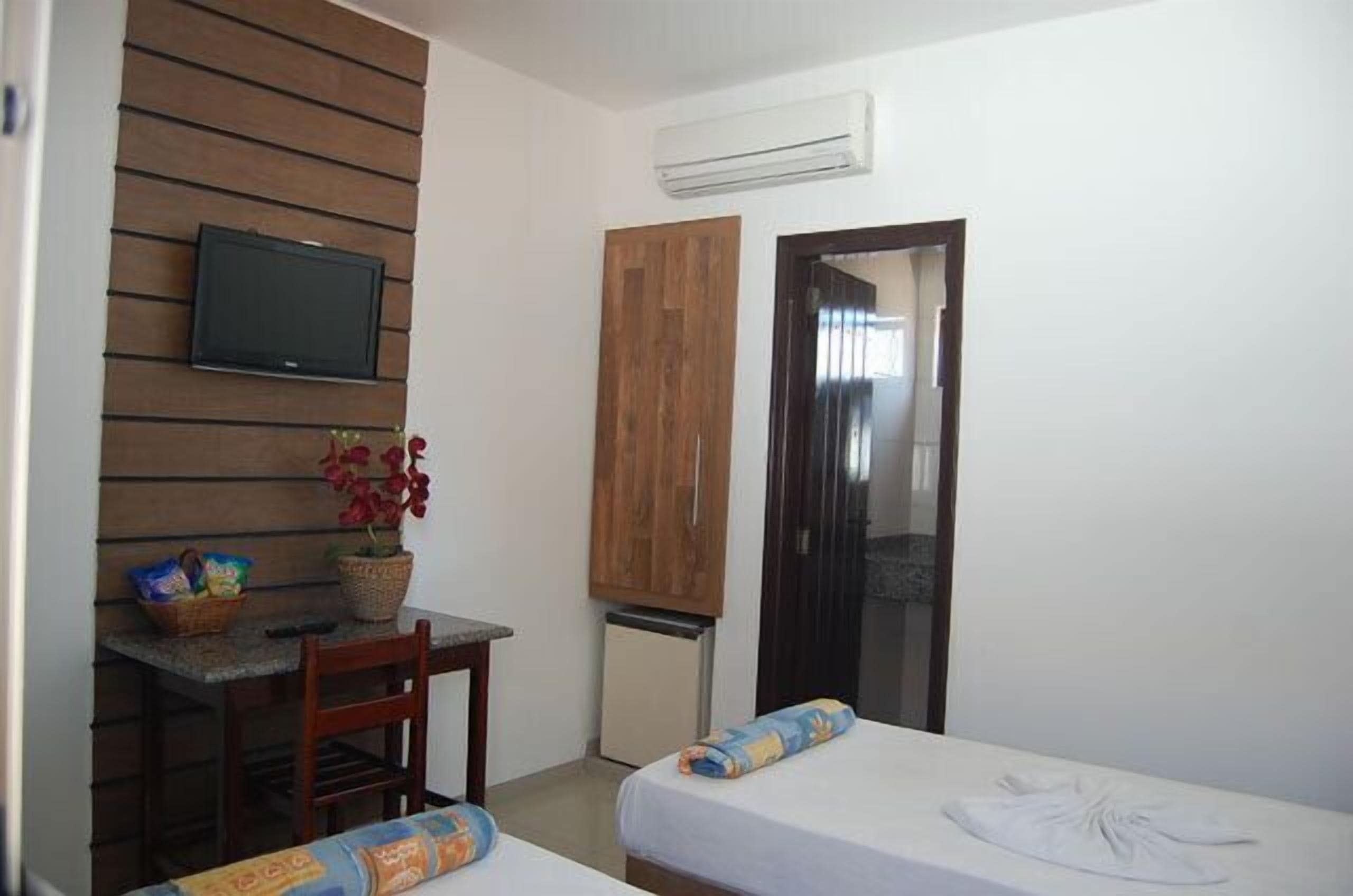 Quarto triplo standard | Frigobar, individualmente decorados, escrivaninha, Wi-Fi de cortesia