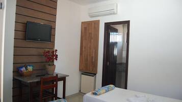 Quarto triplo standard | Frigobar, individualmente decorados, escrivaninha, Wi-Fi de cortesia