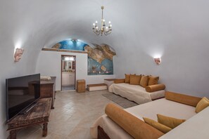 In-room safe, soundproofing, iron/ironing board, free WiFi - Kokos Traditional Houses (Santorini)