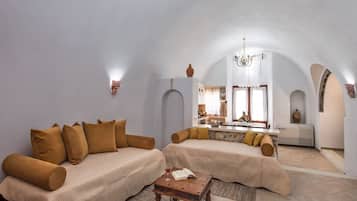 Deluxe villa, 1 slaapkamer, hot tub | Woonkamer | Een flatscreentelevisie