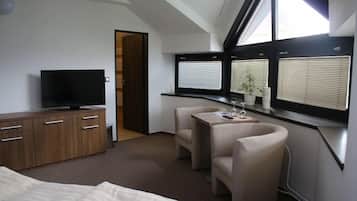 Habitación estándar doble | Zona de estar | Una televisión de pantalla plana