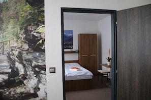 Apartment (with Private Bathroom) | Room amenity