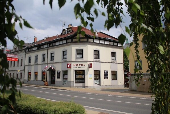 A two-story hotel with a sign reading "HOTEL" and "KAVARIA." - Hotel Pod Radnicí (Sumperk)