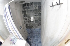 Apartamento clásico | Servicios del cuarto de baño | Ducha, artículos de higiene personal gratuitos y secador de pelo