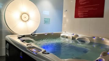 Espace de soins pour les couples, bain Ă remous, massages