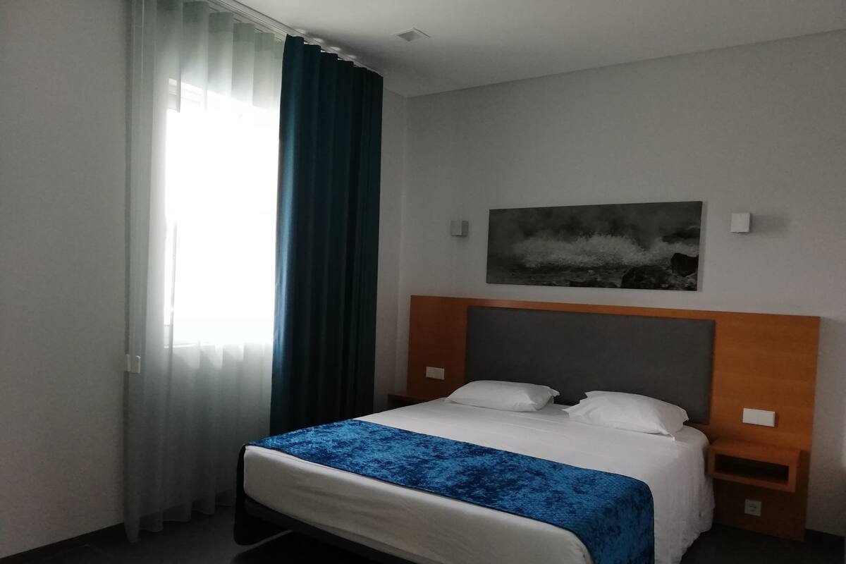 Kattohuoneisto, 2 makuuhuonetta (4 Adults + 2 Children) | Tallelokero huoneessa, työpöytä, pimennysverhot, äänieristys