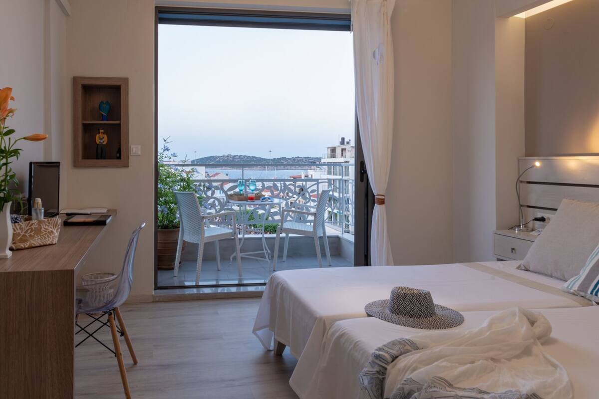 Above the Lake | Sengetøy av topp kvalitet, skrivebord, blendingsgardiner og lydisolert