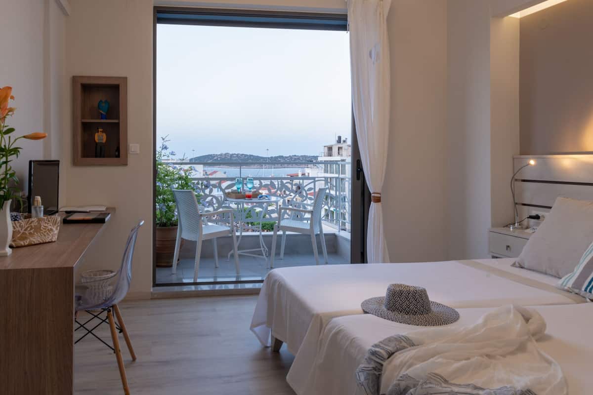 Above the Lake | Premium-sengetøj, skrivebord, mørklægningsgardiner, lydisolering