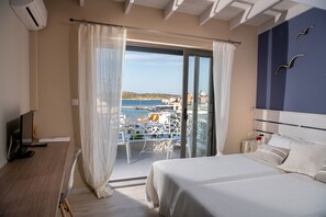 Emerald Top Studio | Premium bedding, desk, blackout drapes, soundproofing - Emerald Lake Studios (Agios Nikolaos)