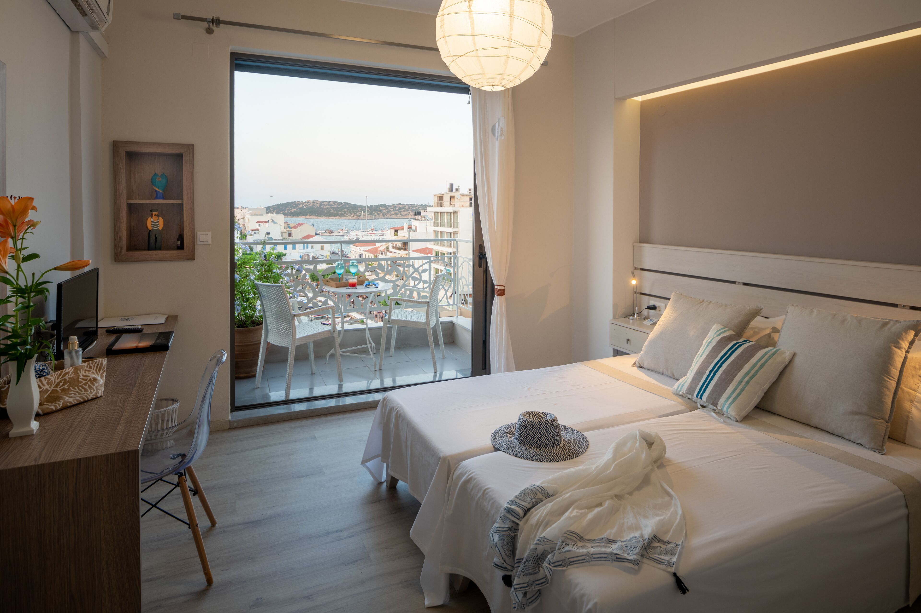 Above the Lake | Hochwertige Bettwaren, Schreibtisch, Verdunkelungsvorhänge