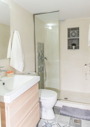Above the Lake | Baño | Regadera, amenidades de baño de diseñador, secadora de cabello, batas