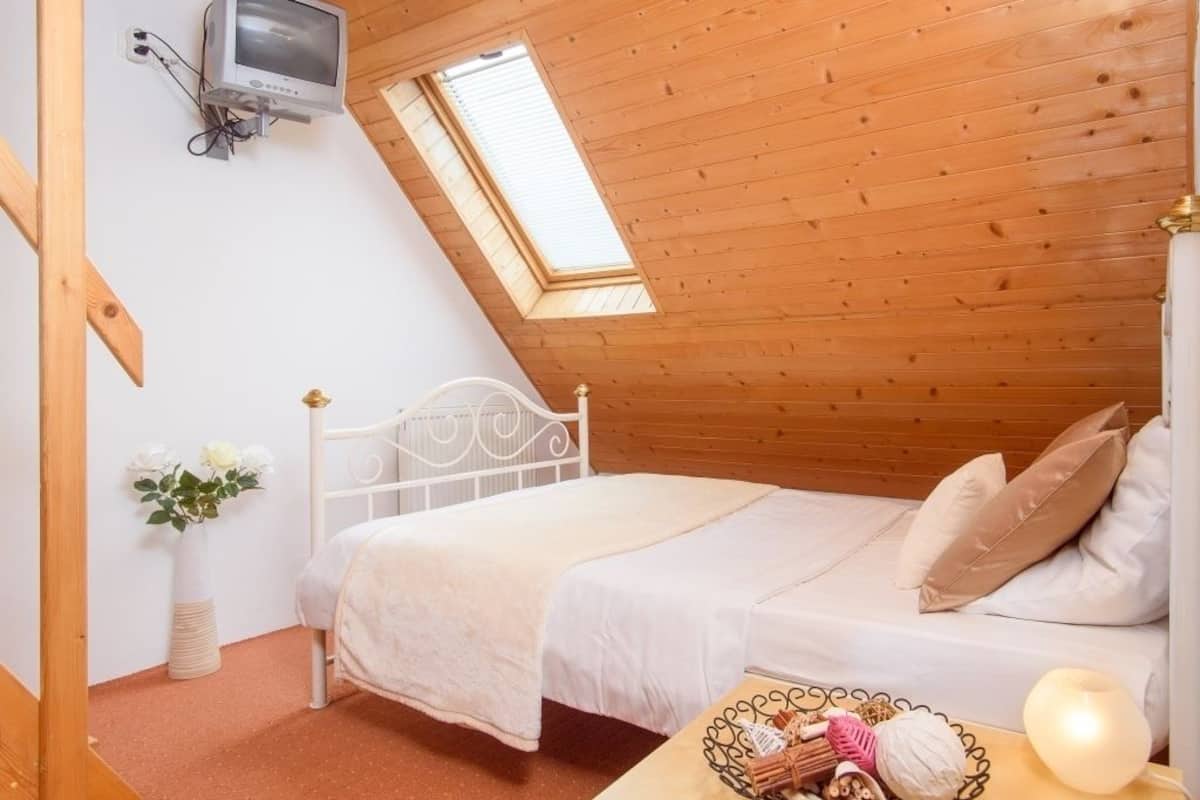 Quarto solteiro | Cofres nos quartos, escrivaninha, berços grátis, Wi-Fi de cortesia