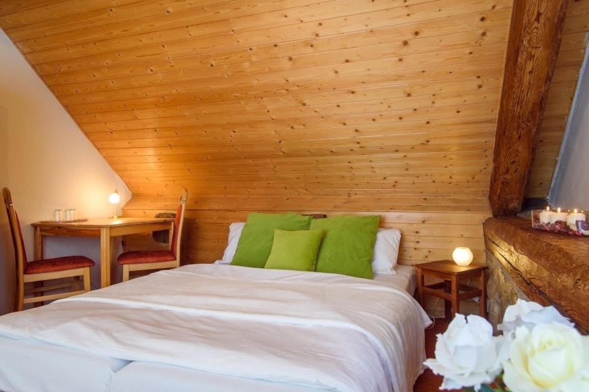 Quarto casal ou duplo | Cofres nos quartos, escrivaninha, berços grátis, Wi-Fi de cortesia