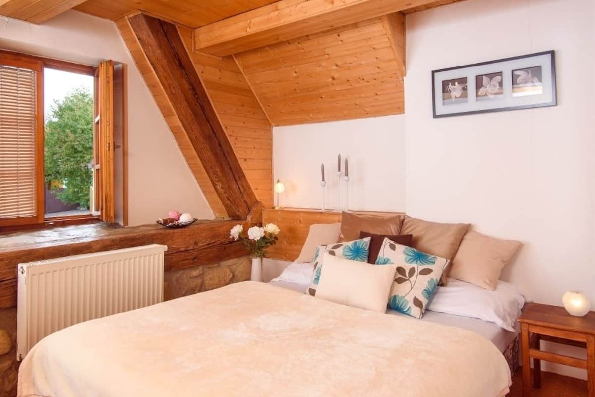 Quarto triplo | Cofres nos quartos, escrivaninha, berços grátis, Wi-Fi de cortesia