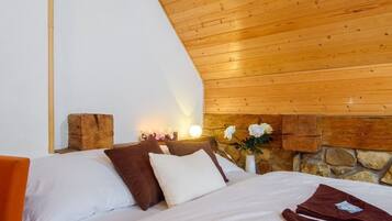 Quadruple Room | In-room safe, desk, free cots/infant beds, free WiFi