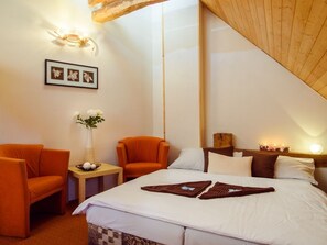 Habitación cuádruple | Caja fuerte, escritorio, cunas gratuitas y wifi gratis