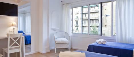 Chambre Triple, salle de bains commune | Bureau, espace de travail pour ordinateur portable, rideaux occultants
