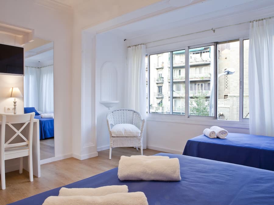 Tremannsrom, delt bad | Skrivebord, skrivebord for bærbar PC og blendingsgardiner